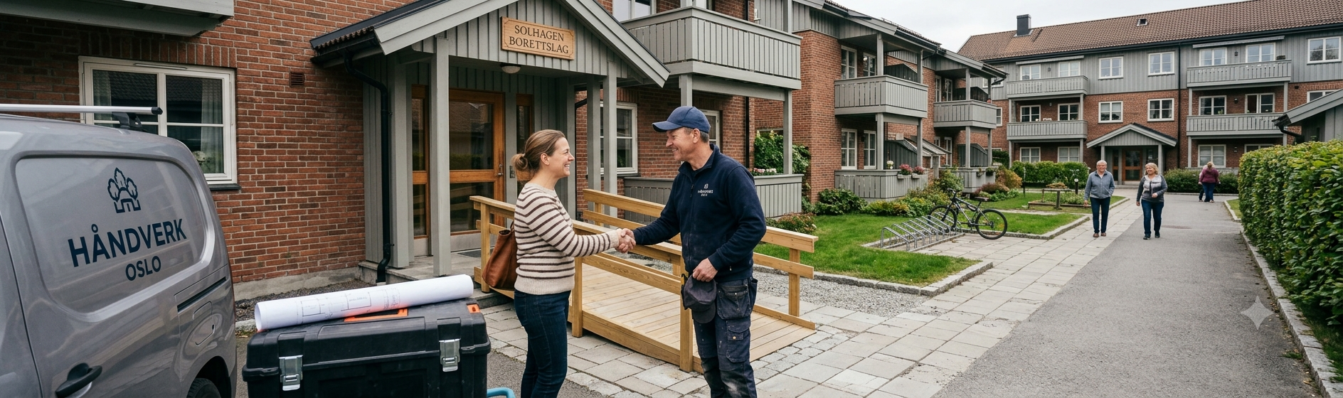 H&aring;ndverker hilser p&aring; en beboer utenfor Solhagen borettslag